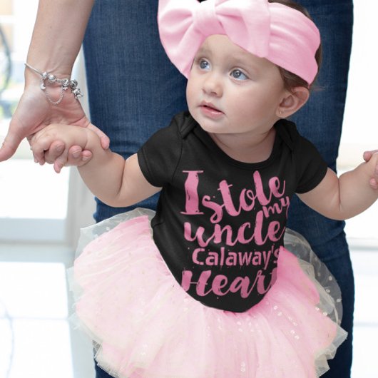 パーソナライズされたピンクが私の叔父のハート ベビーボディスーツ