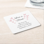 パーソナライズされたピンクのハート愛は甘結婚い スクエアペーパーコースター (アングル)