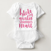 パーソナライズされたピンクの名言が私の叔母の心を奪った ベビーボディスーツ (正面)
