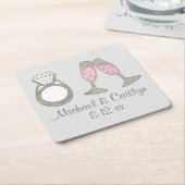 パーソナライズされたピンクシャンパーニュ結婚ーダイヤモンドリングや輪 スクエアペーパーコースター (アングル)