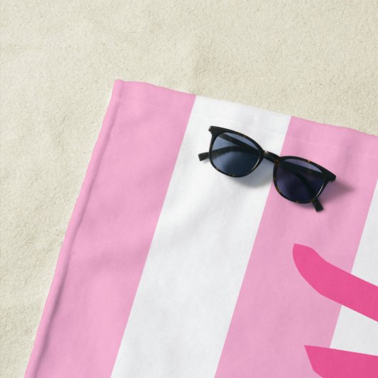 パーソナライズされたピンクストライプののスクリプト名 ビーチタオル (インサイチュ)