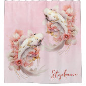 パーソナライズされたピンク水彩金ゴールドコイ魚フローラ シャワーカーテン (正面)