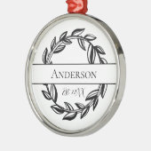 パーソナライズされたファミリー名白黒リーフクリスマス メタルオーナメント (左)