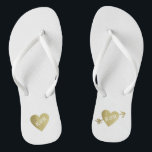 パーソナライズされたフェイク金ゴールド愛ハート ビーチサンダル<br><div class="desc">カップルの結婚した場合、彼らのイニシャルとロマンチックなデザイン（ミスター ミセス）、白い矢印とグラフィックフェイクゴールデンのハートで…あなたの計画イベントに心地よいを持ち寄せ結婚て、簡単に…の後の衣服に完璧な結婚</div>