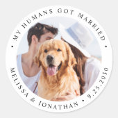 パーソナライズされたフォトペットドッグたった今結婚しました結婚ズ ラウンドシール (正面)