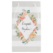 パーソナライズされたフローラとストライプパターン スモールペーパーバッグ (裏面)