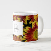 パーソナライズされたフローラ、黄色のデイジー、名前/イニシャル ジャンボコーヒーマグカップ (正面右)