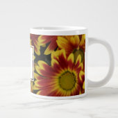 パーソナライズされたフローラ、黄色のデイジー、名前/イニシャル ジャンボコーヒーマグカップ (右)