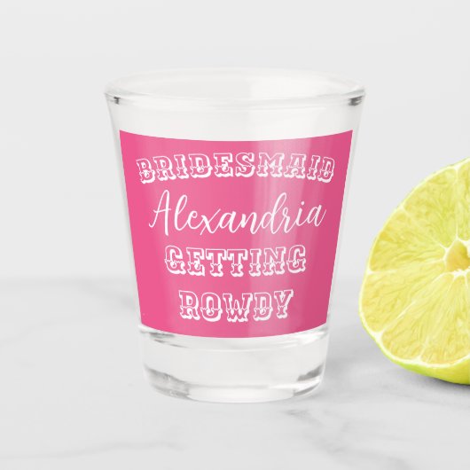 パーソナライズされたブライズメイドのバチェロレッテパーティー ピンク ショットグラス (正面)