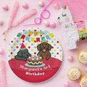パーソナライズされたブラック&チョコレートラボ誕生日 ペーパープレート (パーティー)