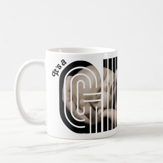 パーソナライズされたベビー「GIRL」写真誕生のお知らせ コーヒーマグカップ (左)