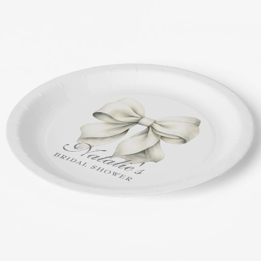 パーソナライズされたホワイトボウ ブライダルシャワー おしゃれ ペーパープレート (アングル)