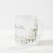 パーソナライズされたホワイト フラワー マグ、エレガントなカスタム ネーム フロストグラスマグカップ (正面右)