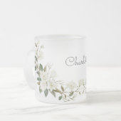 パーソナライズされたホワイト フラワー マグ、エレガントなカスタム ネーム フロストグラスマグカップ (正面左)
