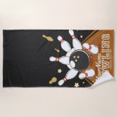 パーソナライズされたボウリングをする人、 クリケットの投手ストライクボーリングレーンのボールピン ビーチタオル (正面)