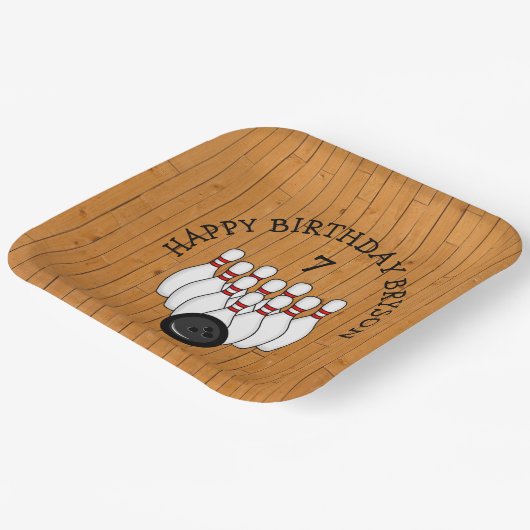 パーソナライズされたボーリングをテーマにした誕生日の年齢と名前 ペーパープレート (傾斜あり)