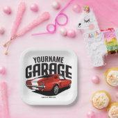 パーソナライズされたマッスルカー1967レッドファストバックガレージ ペーパープレート (パーティー)