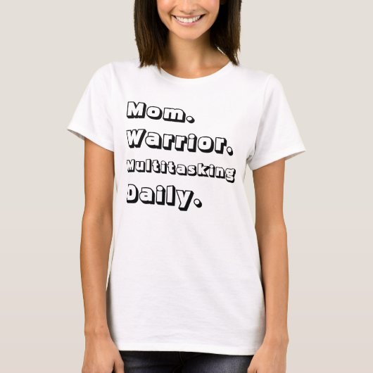 パーソナライズされたママ ウォリアー マルチタスク デイリー ホワイト Tシャツ (正面)