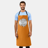 パーソナライズされたミニマルフローララベル エプロン (着用した状態)