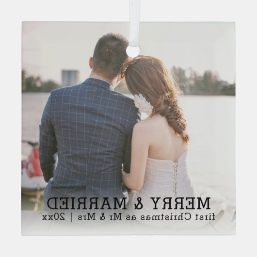 パーソナライズされたメリーと結婚したクリスマス ガラスオーナメント (裏面)