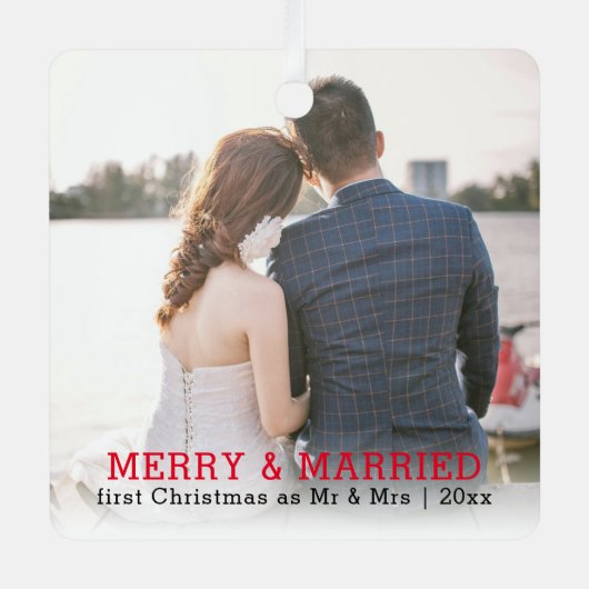 パーソナライズされたメリーと結婚したクリスマス メタルオーナメント (正面)