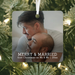 パーソナライズされたメリーと結婚したクリスマス メタルオーナメント