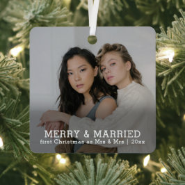 パーソナライズされたメリーと結婚したクリスマス メタルオーナメント