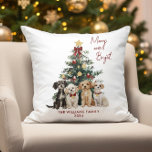 パーソナライズされたメリーBright Dogs Christmas クッション<br><div class="desc">かわいいお洒落水彩犬クリスマスの枕は友達や家族に祝の休日の挨拶のフェスティバルの方法である。あいさつ文とカスタム名前でパーソナライズ</div>