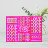 パーソナライズされたモダンカラフルLOVEタイポグラフィ カード (スタンド正面)
