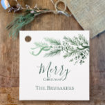 パーソナライズされたモダンシンプルGreenery Christmas Gift フェイバータグ<br><div class="desc">この緑のシンプルメリースタイリッシュクリスマスの贈り物ラベルを家族の名前でパーソナライズ。私は白い背景に常緑の色調の松の枝エレガントと果実を描いた一種の手を作った。そのコンテンポラリーデザインは私の写真集から取った自然な松の調色のグラデーションにある。タイポグラフィモダンはエレガントメリー・クリスマスを言う。休日のラッピングに素敵なtouchの名字を追加する。私はこのコレクションユニークの他の素敵なクリスマスやパーソナライズされた休日の贈り物にこの植物デザインを追加した。</div>