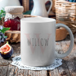 パーソナライズされたモダンシンプルPinkMonogram コーヒーマグカップ<br><div class="desc">このマグカップは色が明るい微妙なモノグラムを持ち、あなたの名前は暗い色で。</div>