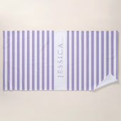 パーソナライズされたモダン紫ストライプの模様 ビーチタオル (正面)