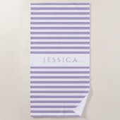 パーソナライズされたモダン紫ストライプの模様 ビーチタオル (正面)