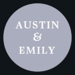 パーソナライズされたモダン紫結婚病 ラウンドシール<br><div class="desc">この可愛いステッモダンカーをチェックし結婚なさい。色背景、可愛かわいらしい台本、カスタマイズ可能な新郎新婦の名前を付けた名前が特徴。カスタマイズ文字の雰囲気に合わせ結婚てステッカー結婚や感謝してい封筒用シールなどのニーズに最適</div>