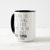 パーソナライズされたモダン結婚名ピンクハート マグカップ (正面左)