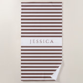 パーソナライズされたモダン茶ストライプの模様 ビーチタオル (正面)
