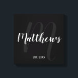 パーソナライズされたモダンScript Monogramとファミリ名 キャンバスプリント<br><div class="desc">モノグラムパーソナライズされたとファミリー名モダン白スクリプトフォントスタイルでファミリー名を、グレーのスクリプトフォントスタイルでモノグラムを背景にモダン、白サンセリフのフォントスタイルで設立された年を黒い背景に。新婚の贈り物、家族のための休日の贈り物、家族の懇親会の好意や特別な機会のための贈り物として最適。</div>