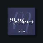 パーソナライズされたモダンScript Monogramとファミリ名 キャンバスプリント<br><div class="desc">モノグラムパーソナライズされたとファミリー名モダン白スクリプトフォントスタイルでファミリー名を表しモダン、淡いネイビーブルーのスクリプトフォントスタイルでモノグラムを背景にホワイトサンセリフのフォントスタイルで確立された年ネイビーブルーの背景に。新婚の贈り物、家族のための休日の贈り物、家族の懇親会の好意や特別な機会のための贈り物として最適。</div>