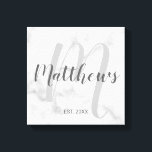 パーソナライズされたモダンScript Monogramとファミリ名 キャンバスプリント<br><div class="desc">モノグラムパーソナライズされたとファミリー名モダン白大理石の背景に灰色のサンセリフのフォントスタイルで確立された年と背景として灰色のスクリプトのフォントスタイルと明るい灰色のスクリプトのフォントスタイルのモノグラムの家族の名前を特徴とするギフト。新婚の贈り物、家族のための休日の贈り物、家族の懇親会の好意や特別な機会のための贈り物として最適。</div>