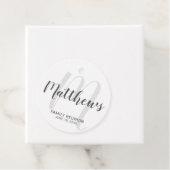 パーソナライズされたモダンScript Monogramとファミリ名 フェイバータグ (インサイチュ)