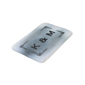 パーソナライズされたモノグラムのカスタムブルーグレイ旋回 バスマット (アングル)