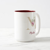 パーソナライズされたモノグラムの金ゴールド文字M PInkフローラ ツートーンマグカップ (正面右)