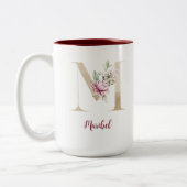 パーソナライズされたモノグラムの金ゴールド文字M PInkフローラ ツートーンマグカップ (左)