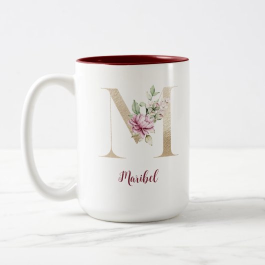 パーソナライズされたモノグラムの金ゴールド文字M PInkフローラ ツートーンマグカップ (左)