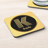 パーソナライズされたモノグラムの金ゴールドK コースター (左側)