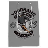 パーソナライズされたラクロス選手のスポーツチーム攻撃  ミディアムペーパーバッグ (裏面)