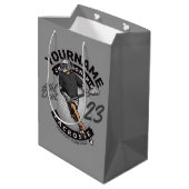 パーソナライズされたラクロス選手のスポーツチーム攻撃  ミディアムペーパーバッグ (裏面アングル)