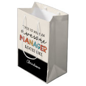 パーソナライズされたレトロ素晴らしマネージャおもしろい ミディアムペーパーバッグ (正面アングル)