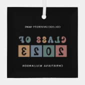 パーソナライズされたレトロ2023年卒業かわいい ガラスオーナメント (裏面)