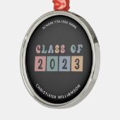 パーソナライズされたレトロ2023年卒業かわいい メタルオーナメント (左)